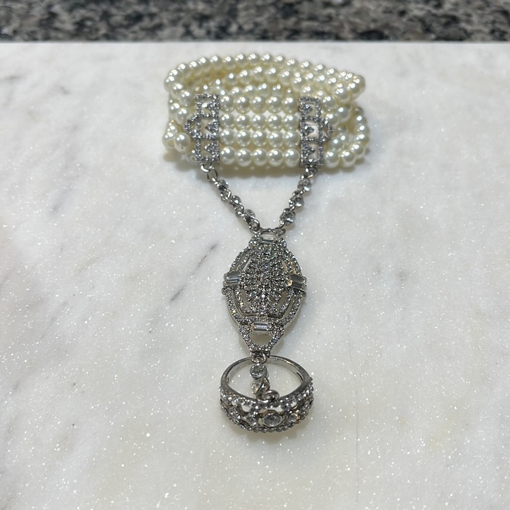 Babeyond Costume Jewelry Pearl bracelet with Diamond like accents for ring.